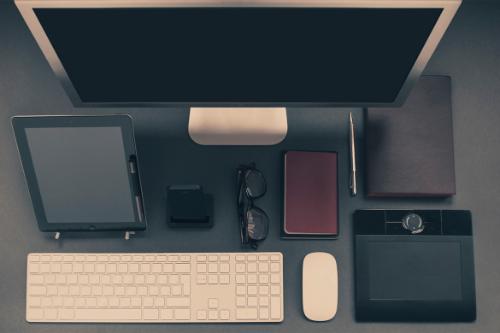 Fotograf&iacute;a de kit de escritorio: pantalla, Tablet, teclado, rat&oacute;n, cuaderno, etc